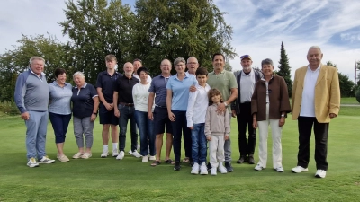 Die Sieger des Turniers mit dem Sponsor (Bild: Andrea Graf (golf@glcs.bayern))