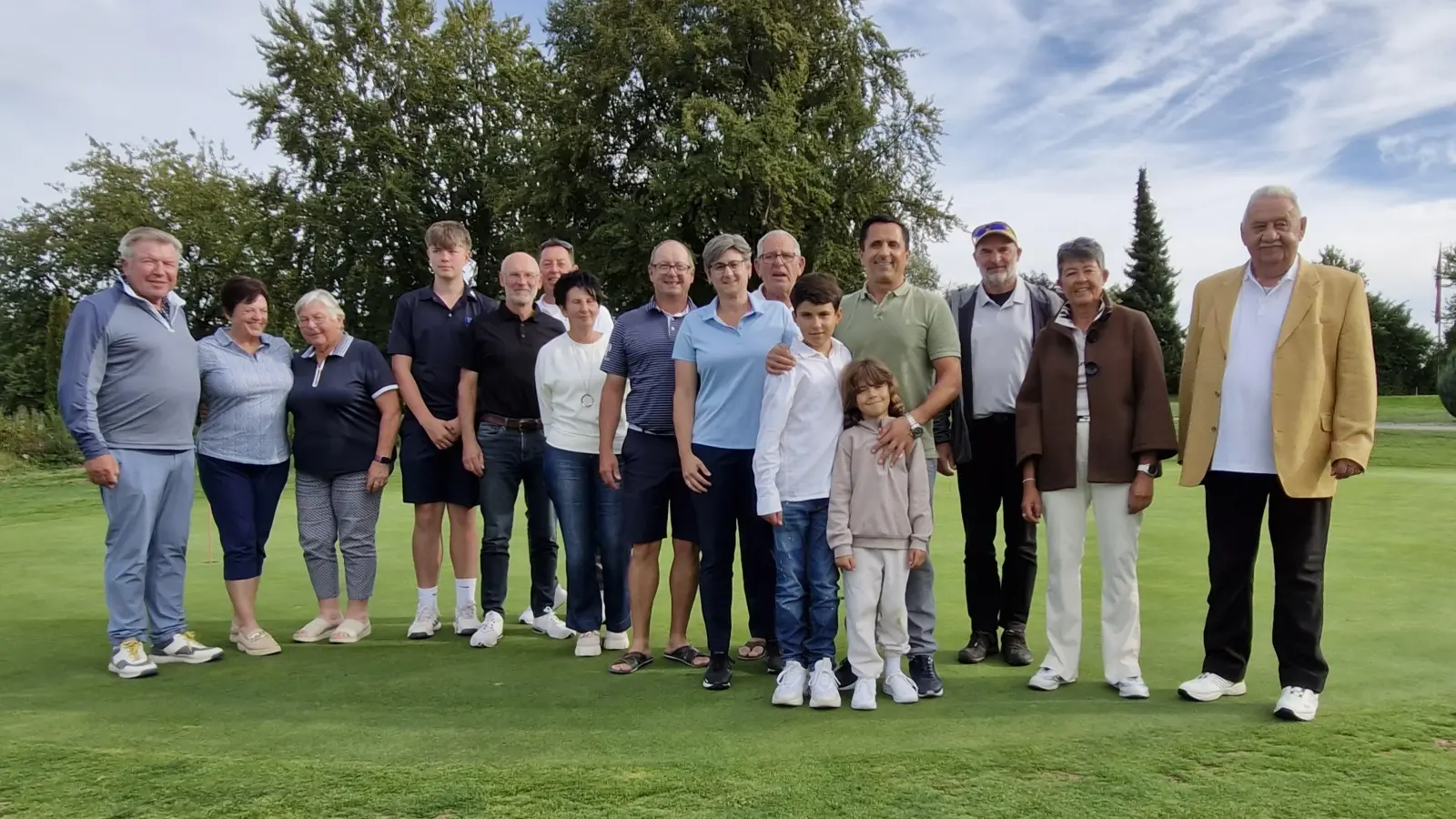 Die Sieger des Turniers mit dem Sponsor (Bild: Andrea Graf (golf@glcs.bayern))