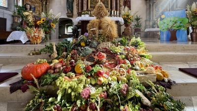 Der reich geschmückte Erntealtar in der Pfarrkirche St. Martin in Wutschdorf.  (Bild: Ina Piehler)