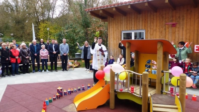 der neue Pfarrer Michael Polster . weiht des neue Außenspielgerät des Kastler Kindergartens ein- von re. Michael Polster, Kindergartenleiterin Birgit Wiesend, Roland Pachner- von Kindertageseinrichtungen, 2. Bürgermeister Jürgen Rubenbauer und das scheidende Hausmeisterehepaar Anni und Johann Frank. (Bild: Josef Piehler)