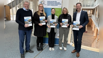 Von links: Oberbürgermeister Thomas Ebersberger, Nathalie Zeh, Gülseren Kurt (beide KoKi – Koordinierende Kinderschutzstelle Stadt Bayreuth), Daniela Löblein (KoKi – Koordinierende Kinderschutzstelle Landkreis Bayreuth) und Landrat Florian Wiedemann präsentieren den neuen Familienwegweiser für die Region Bayreuth. (Bild: Hannes Huttinger)