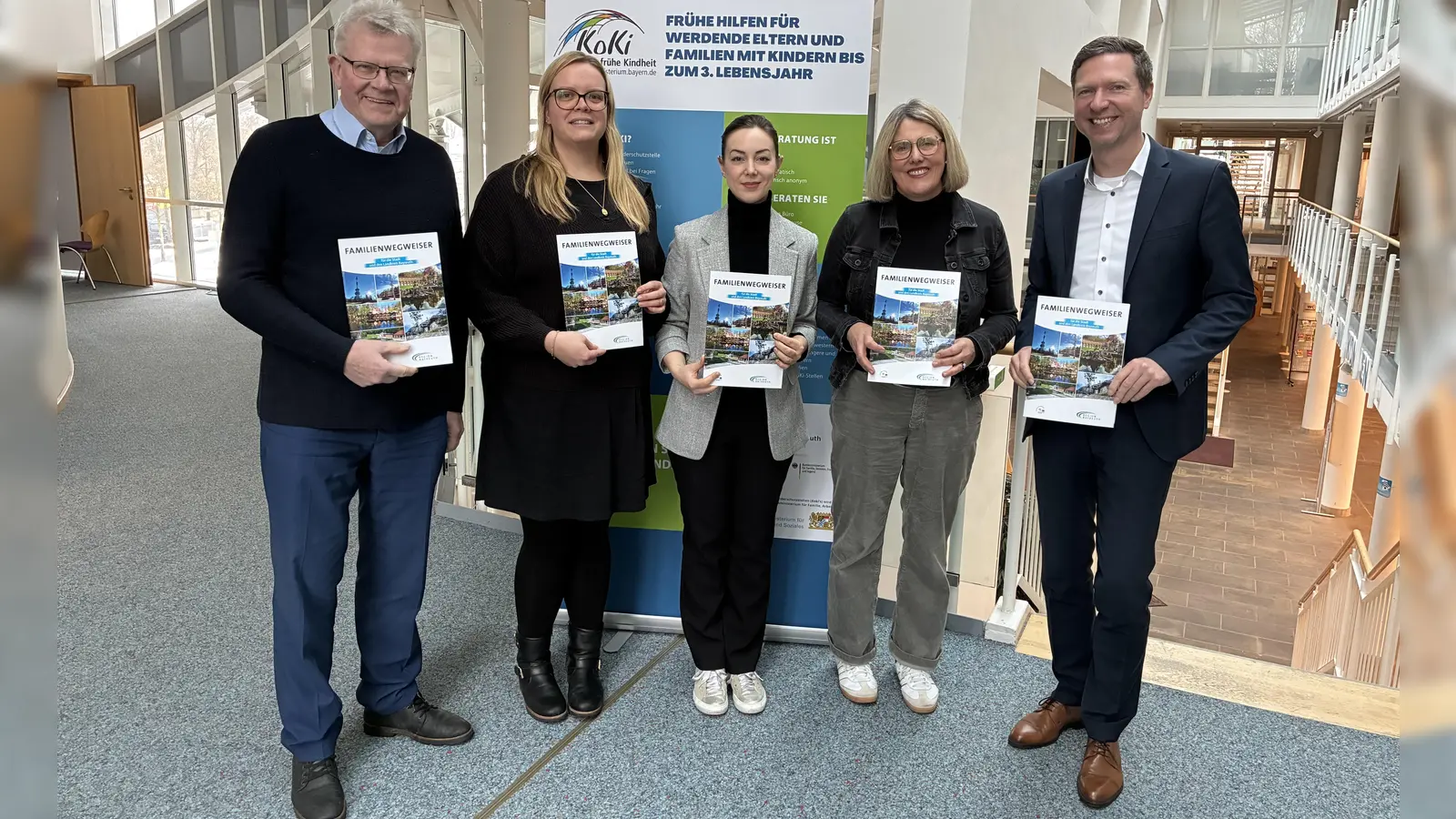 Von links: Oberbürgermeister Thomas Ebersberger, Nathalie Zeh, Gülseren Kurt (beide KoKi – Koordinierende Kinderschutzstelle Stadt Bayreuth), Daniela Löblein (KoKi – Koordinierende Kinderschutzstelle Landkreis Bayreuth) und Landrat Florian Wiedemann präsentieren den neuen Familienwegweiser für die Region Bayreuth. (Bild: Hannes Huttinger)