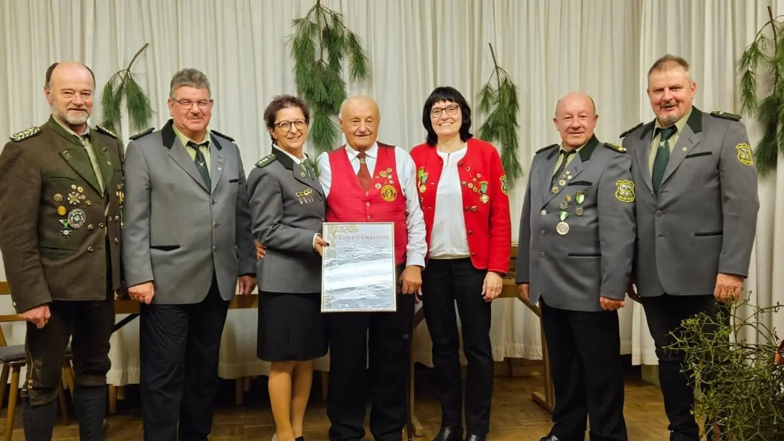 Ernennung zum Ehrenmitglied: Gauschützenmeister Werner Wendl, 2. Schützenmeister Johannes Rupprecht, 1. Schützenmeisterin Annette Rauscher, Alfons Merkl sen., Schützenliesl Edith Prösl, Ehrenschützenmeister Wolfgang Franz &amp; Heinrich Schwirzer jun. (Bild: Martin Peter)