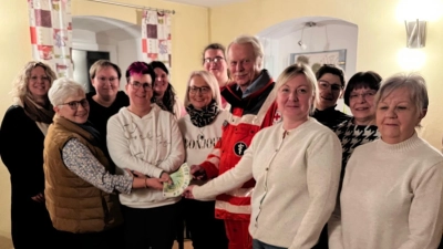Teilnehmer des Lebendigen Adventskalenders: 2. von links Sigrid Schwan, Organisatorin des Lebendigen Adventskalenders, 5. von rechts Hugo Hofmann, Helfer vor Ort. (Bild: Melanie Wenisch)