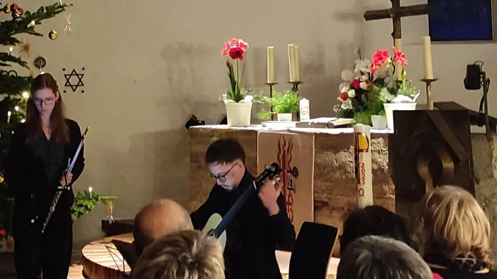 Die weihnachtliche Dekoration bot den idealen Rahmen für das Konzert von SolDUO. (Bild: Anne Gierlach)