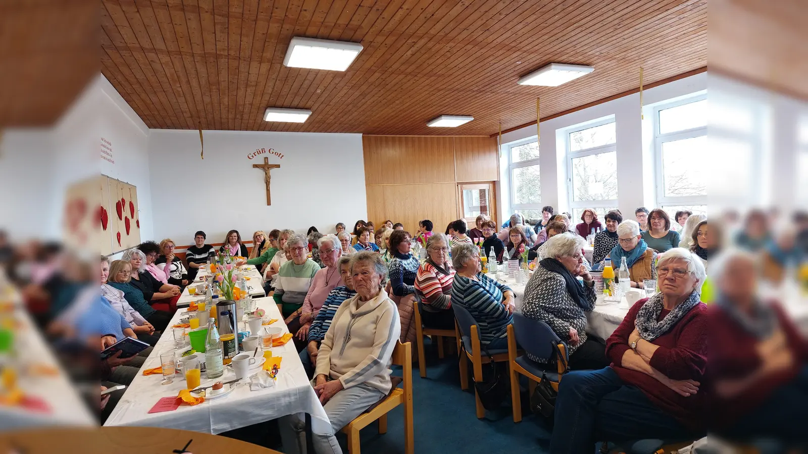 Frauen beim Frauenfrühstück im Saal des Maximilian-Kolbe-Hauses Wernersreuth. (Bild: Brigitte Meyer)