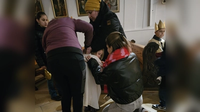 Jedes Engerl wird ordentlich eingekleidet. (Bild: Gabriele Buchbinder)