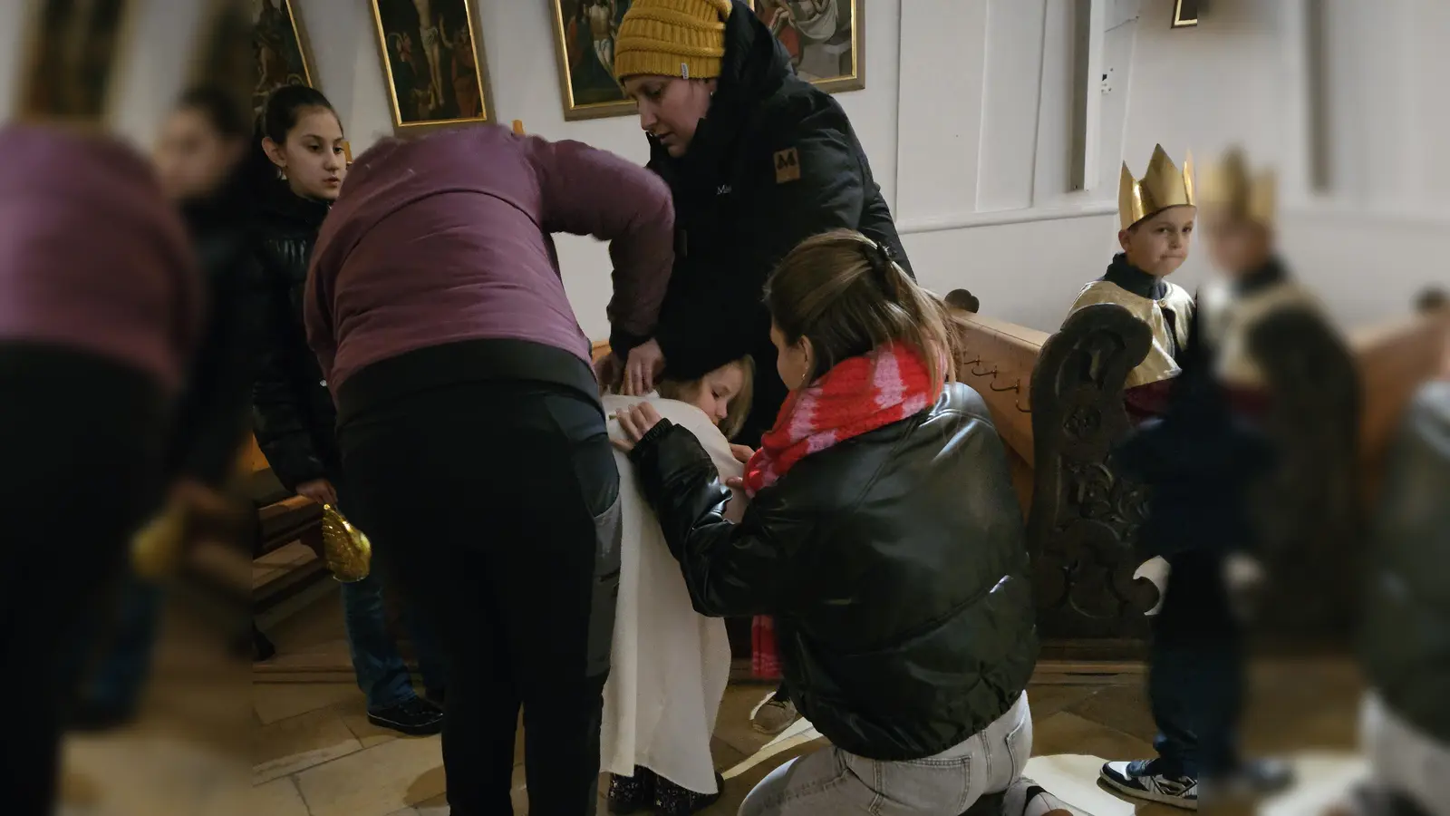 Jedes Engerl wird ordentlich eingekleidet. (Bild: Gabriele Buchbinder)