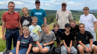 Die Tischtennis-Jugend des TB Jahn Wiesau hatte am Freizeithugl Großbüchlberg einen Riesenspaß beim Minigolf, Sommerrodeln und abschließendem Döner-Essen. Die Trainer in der hinteren Reihe: Niki Thoma (1. v. l.), Sebi Meissner („alter” Jugendleiter, 3. v. l.), Nico Roscher (neuer Jugendleiter, 2. v. r.). (Bild: Nico Roscher)