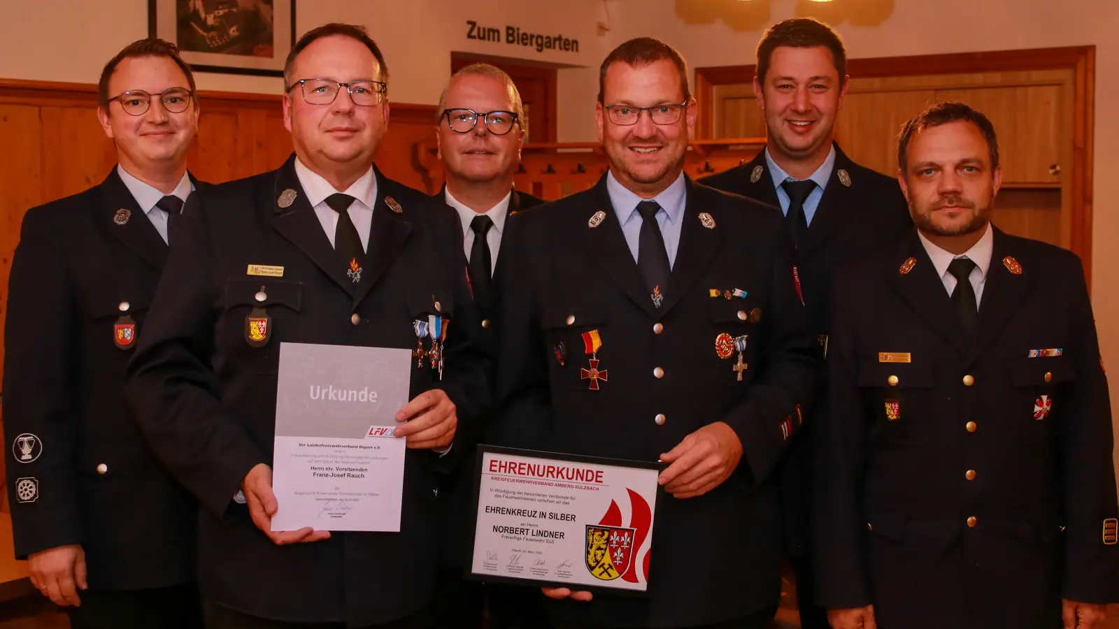 Franz-Josef Rauch (2.v.l.) und Norbert Lindner (3.v.r.) wurden bei der Inspektionsversammlung im Bereich 4 geehrt. (Bild: Florian Schlegel)