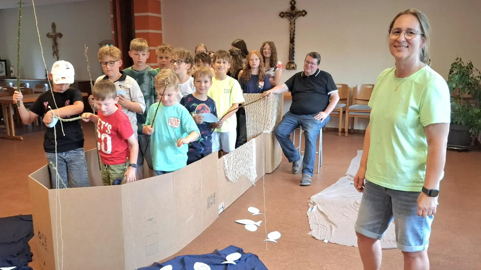 Pfarrer Udo Klösel und Kirchenpflegerin Nicola Hummer hießen die neuen Ministranten in der großen Mini-Schar herzlich willkommen. (Bild: Karl Ziegler)