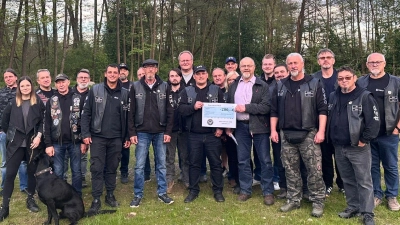 Raimo Grimm, der RC D'Wüldara, Franz Schraml (Vorsitzender des Fördervereins Steinwaldkirche) und die Motorradfreunde GFP Erbendorf mit Clubhund Mailo bei der Spendenübergabe.  (Bild: GFP Motorradfreunde/exb)