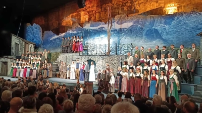 Die Schlusseinstellung auf der Bühne bei stehenden Ovationen des Publikums, für eine hervorragende Darbietung. (Bild: Kathrin Müller)