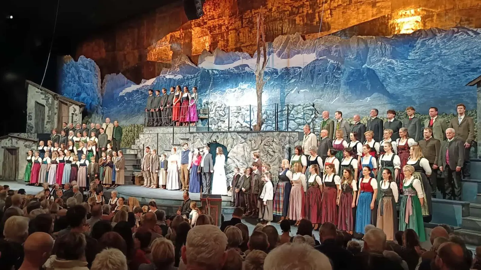 Die Schlusseinstellung auf der Bühne bei stehenden Ovationen des Publikums, für eine hervorragende Darbietung. (Bild: Kathrin Müller)