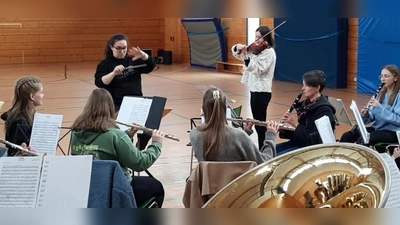 Orchester Musikverein Freudenberg mit Dirigentin Helena Goldbach und Violinsolistin Annya Rydkina bei der Probe zu „Schindlers Liste” (Bild: Michaela Leitl)