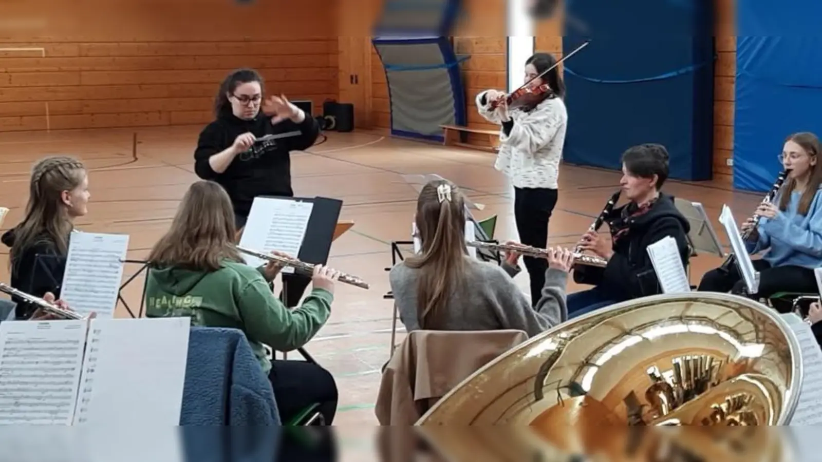 Orchester Musikverein Freudenberg mit Dirigentin Helena Goldbach und Violinsolistin Annya Rydkina bei der Probe zu „Schindlers Liste” (Bild: Michaela Leitl)