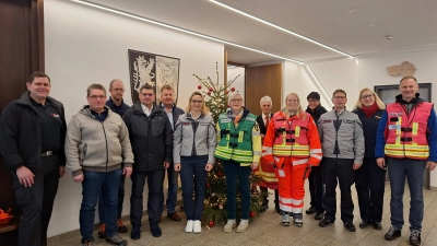 Von links nach rechts: Robert Schmid (kommissarischer Leiter ILS Nordoberpfalz), Stefan Gleißner (Kreisbrandrat Feuerwehr), Pastor Manuel Sauer (Evangelische Notfallseelsorge), Michael Werner (Zentrale Dienste ZRF Oberpfalz Nord), Reinhard Höcht (Sachgebietsleiter Sicherheit und Ordnung), Alexandra Ebenschwanger (Johanniter), Sabine Schiml (Notfallseelsorge, Leiterin/Fachberaterin PSNV), Eileen Fiddelke, Edwin Ulrich (BRK, beide Leiter PSNV), POM'in Bettina Lehner (Betreuungsgruppe Polizei), Torsten Färber (Johanniter), Yvonne Landefeld (Krisenseelsorge im Schulbereich), Markus Kölbl (Regionalgruppenleiter Bergwacht Region Bayerwald, Leiter PSNV). (Bild: Fabian Polster)