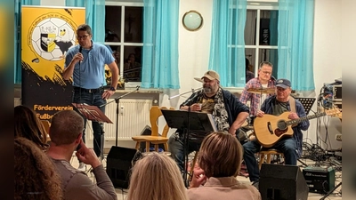 Stv. Vorsitzender Armin Aichinger begrüßt die Gäste und die Band 3 Ol´Farts.  (Bild: Armin Aichinger)
