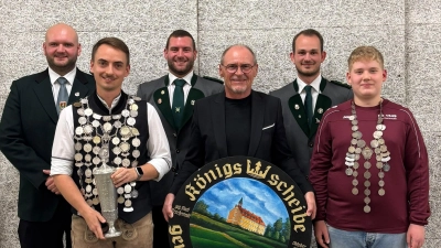 V.l.n.r.: 1. Gauschützenmeister Florian Greil, Schützenkönig Bastian Meißner, 1. Schützenmeister Tobias Birkner, 1. Bürgermeister Hans-Peter Schärl, 2. Schützenmeister Nico Wiesend, Jugendschützenkönig Christopher Schedl. (Bild: Lisa Kollarik)