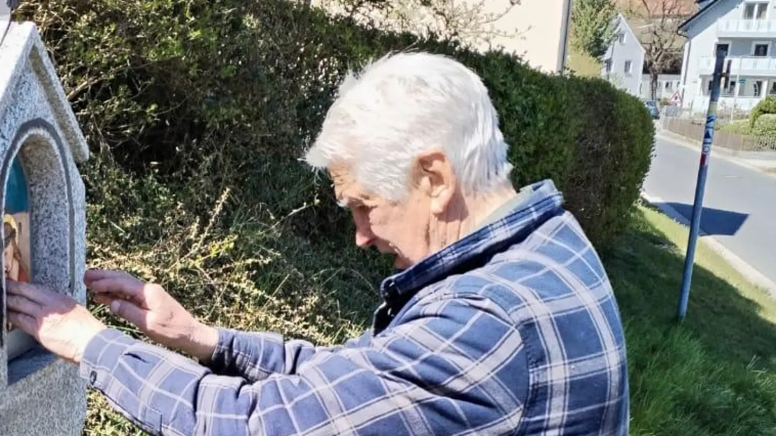Hier setzt Siegfried Sollfrank die Bilder wieder in die Kreuzwegstationen ein. (Bild: Jörn Schedl)