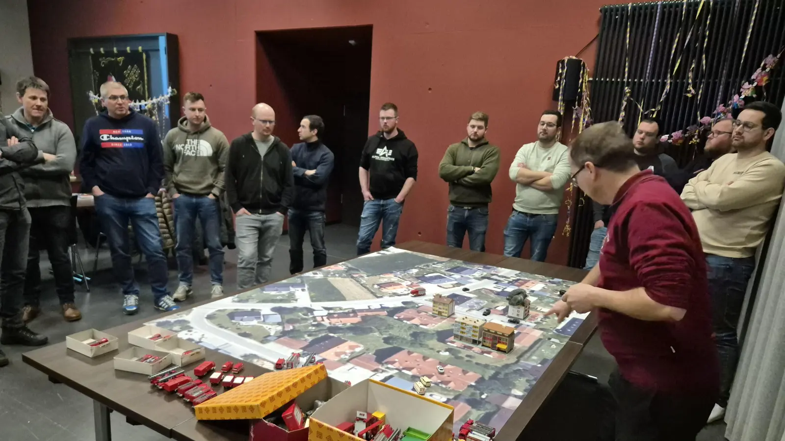 Am Planspiel-Tisch überlegen sich die Gruppenführer beim Einsatztaktiklehrgang ein sinnvolles Vorgehen für das vorgegebene Übungsszenario. (Bild: Wolfgang Wedlich)