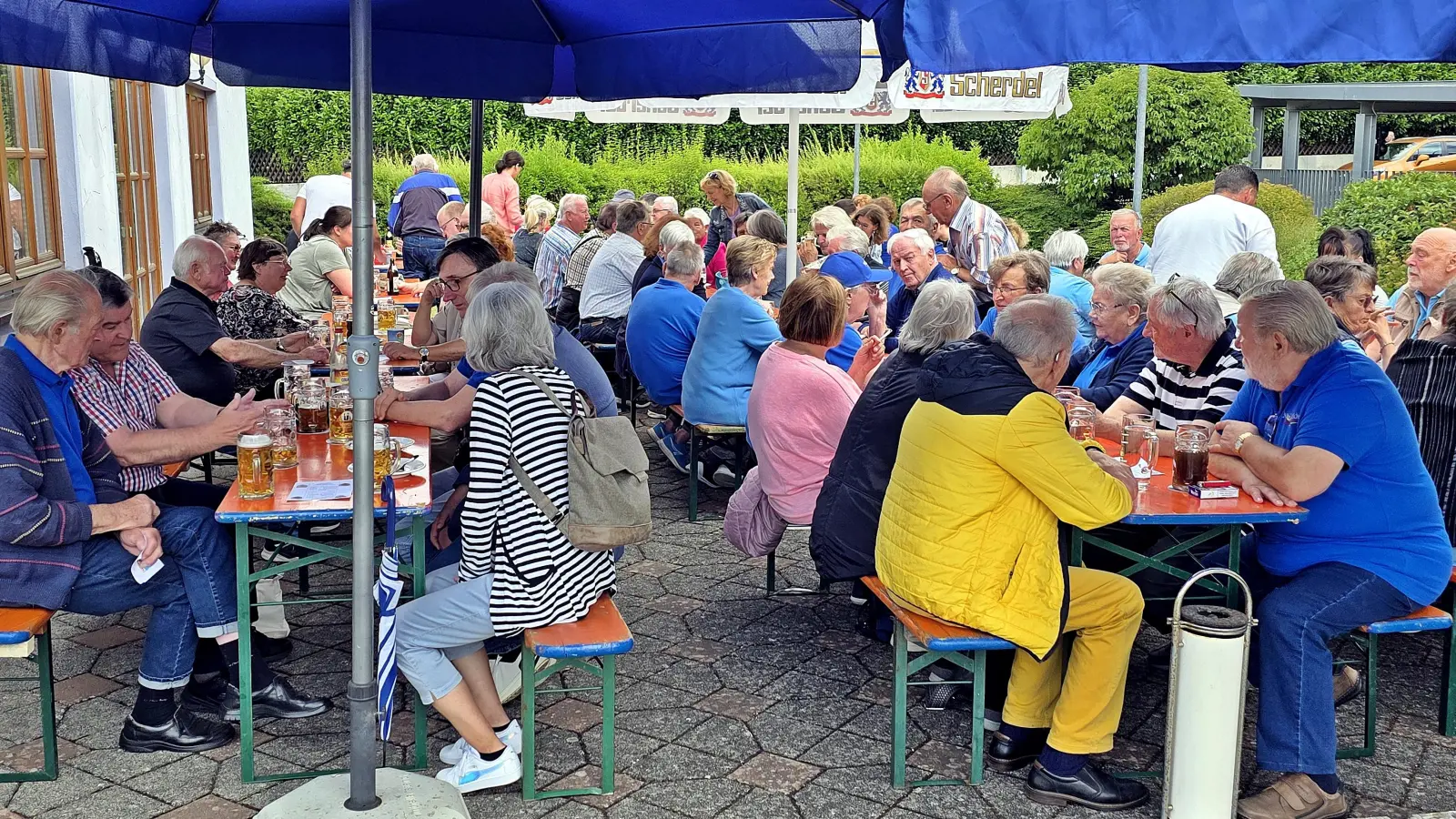 Ein Blick in die Runde zeigte, gemeinsam zu feiern ist nicht nur besser, sondern unterhaltsamer. (Bild: Peter Ertl)