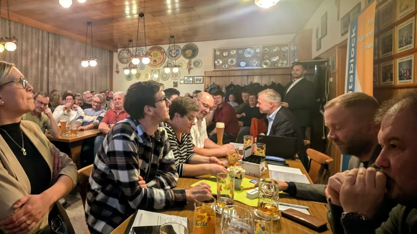 Bis auf den letzten Platz gefüllt war das Schützenheim Sorghof bei der Wahlkundgebung der Wählergruppe Einheitsblock Freie Wählerschaft mit ihrem Bürgermeisterkandidat Thorsten Grädler. (Bild: Willi Ertl)