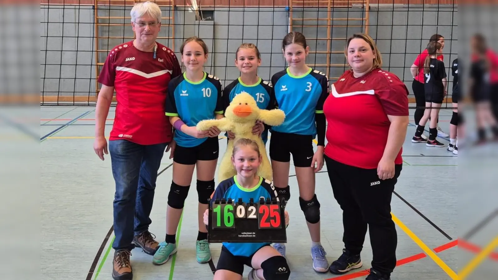Das erfolgreiche Team mit Anna Schneider, Lara Lutter, Emilia Lock (knieend) und Anna Kuchenbecker mit ihren Trainern Karl Schellenberger und Nici Krammer. (v.l.n.r.) (Bild: Achim Kuchenbecker)