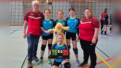 Das erfolgreiche Team mit Anna Schneider, Lara Lutter, Emilia Lock (knieend) und Anna Kuchenbecker mit ihren Trainern Karl Schellenberger und Nici Krammer. (v.l.n.r.) (Bild: Achim Kuchenbecker)