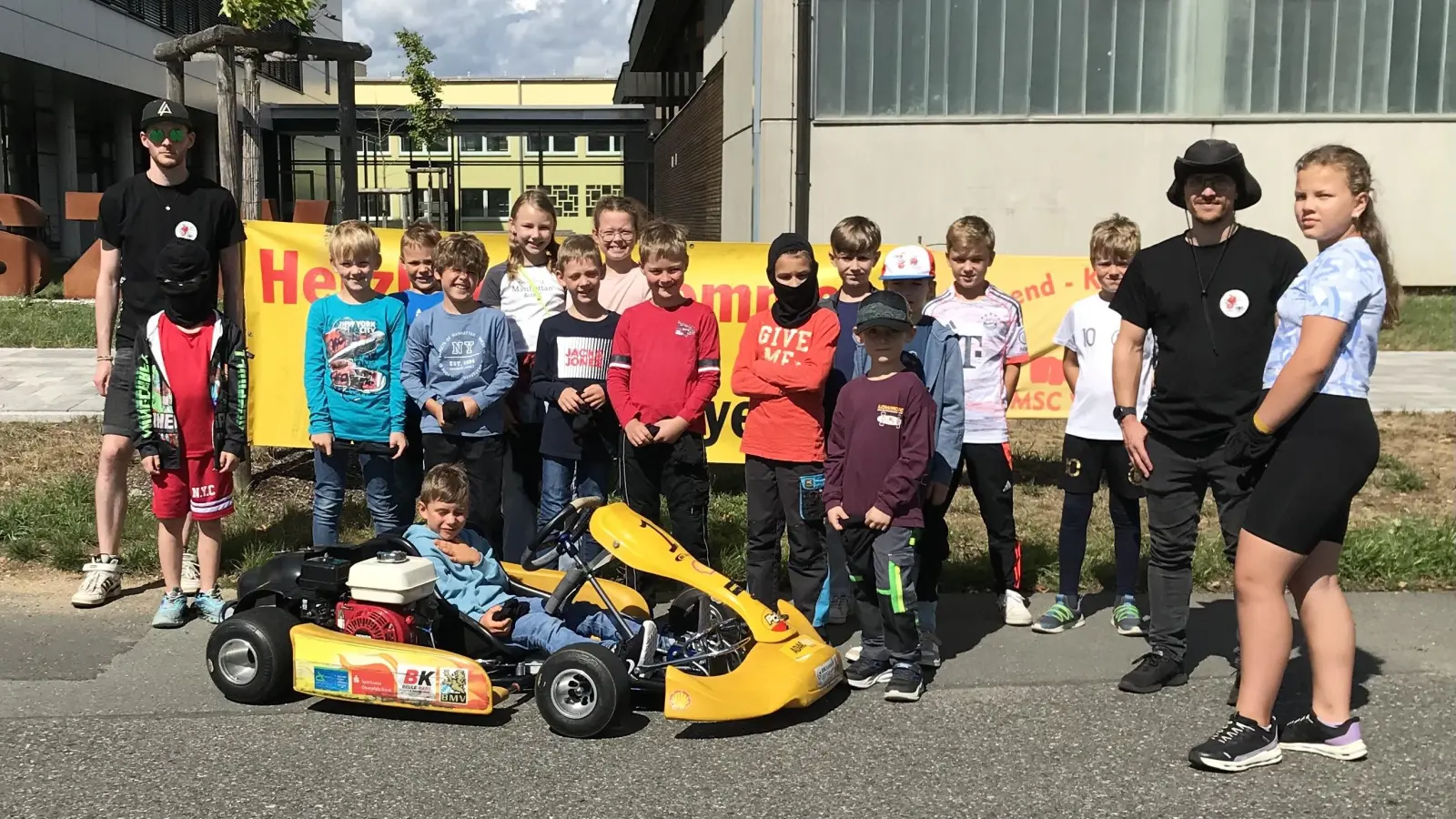 Das Ferienprogramm des MSC Wiesau war wieder ein voller Erfolg .Jugendleiter Johannes Jäger (Links) und Trainer Andreas Sirtl (2.v.Rechts) waren zufrieden mit den Leistungen der Kids (Bild: Karl-Heinz Dietrich)