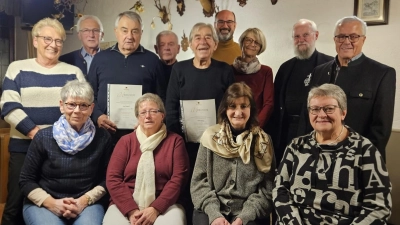 Alle Geehrten der Kolpingfamilie Nabburg für 40, 50 und 60 Jahre mit Bezirkspräses Pater Alban,<br>Gemeindereferenten Thomas Kern und Vorsitzenden <kurt Koppmann (Bild: Karl Rauch)