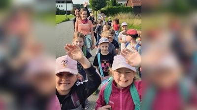 Wandern, Lesen und jede Menge olchigen Spaß erlebten die Teilnehmenden der Lesewanderung der Pfarrbücherei<br> (Bild: Bettina Michl)