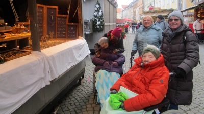 Der Amberger Weihnachtsmarkt lockte zahlreiche Bewohner/innen aus dem Marienheim an (Bild: Daniela Donhauser)