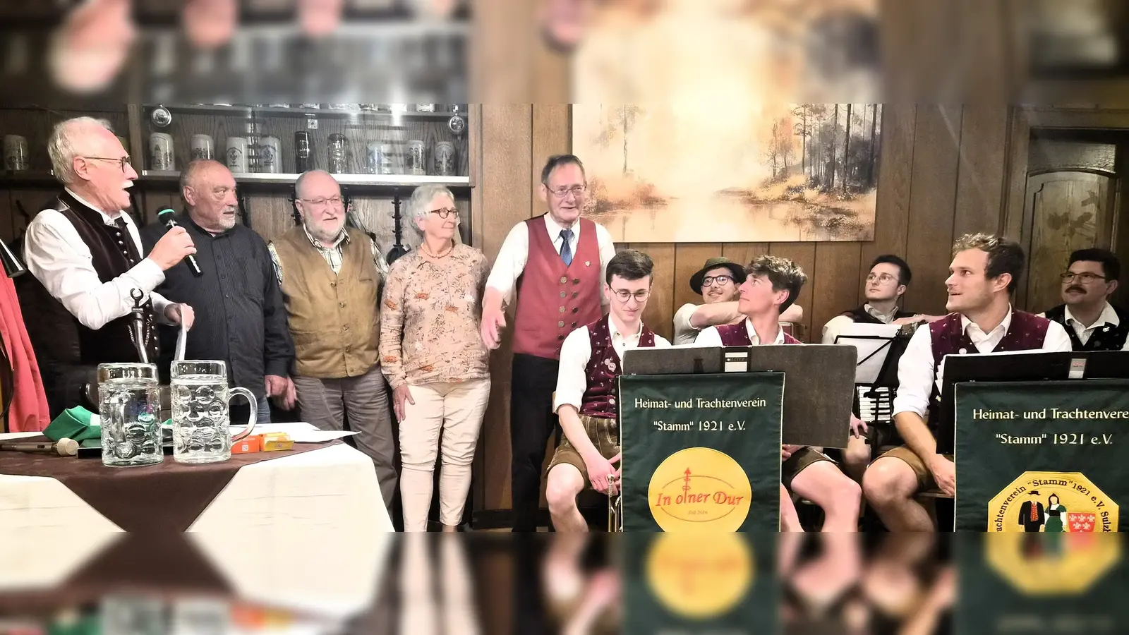 Sorgten für ein volles Haus und beste Stimmung beim „Bartl“: Das Team des KulturAS-Heimatabends „Nird schlampert“ (von links) Helmut Heinl, Peter Preller, Moderator Sepp Lösch, Monika Preller, Josef Schmaußer und die Musikanten von „In Oiner Dur“. (Bild: Walter Heldrich)