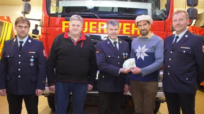 Spendenübergabe im Feuerwehrhaus mit (von links) FFW-Kommandant Hubert Flöttl, Josef Haberl, stellvertretenden Vorsitzender Stopselclub, FFW-Vorsitzender Xaver Bayer, Stopselclub-Vorsitzender Stefan Pabinger, und stellvertretender FFW-Vorsitzender/Kommandant Bernhard Wild.  (Bild: Josef Haberl)