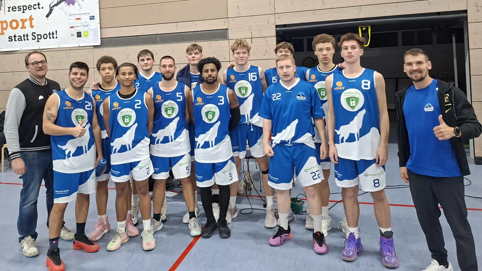 Die erfolgreichen Basketballer beim Hin-Spiel in Neumarkt (Bild: Michael Kreutzmeier)