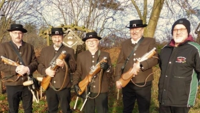 Böllerschützen v. l.: Richard Pröm, Markus Götz, Johann Schmidschneider und Olaf Bracke mit 1. Schützenmeister Manfred Rauscher (Bild: Erhard Fellner)