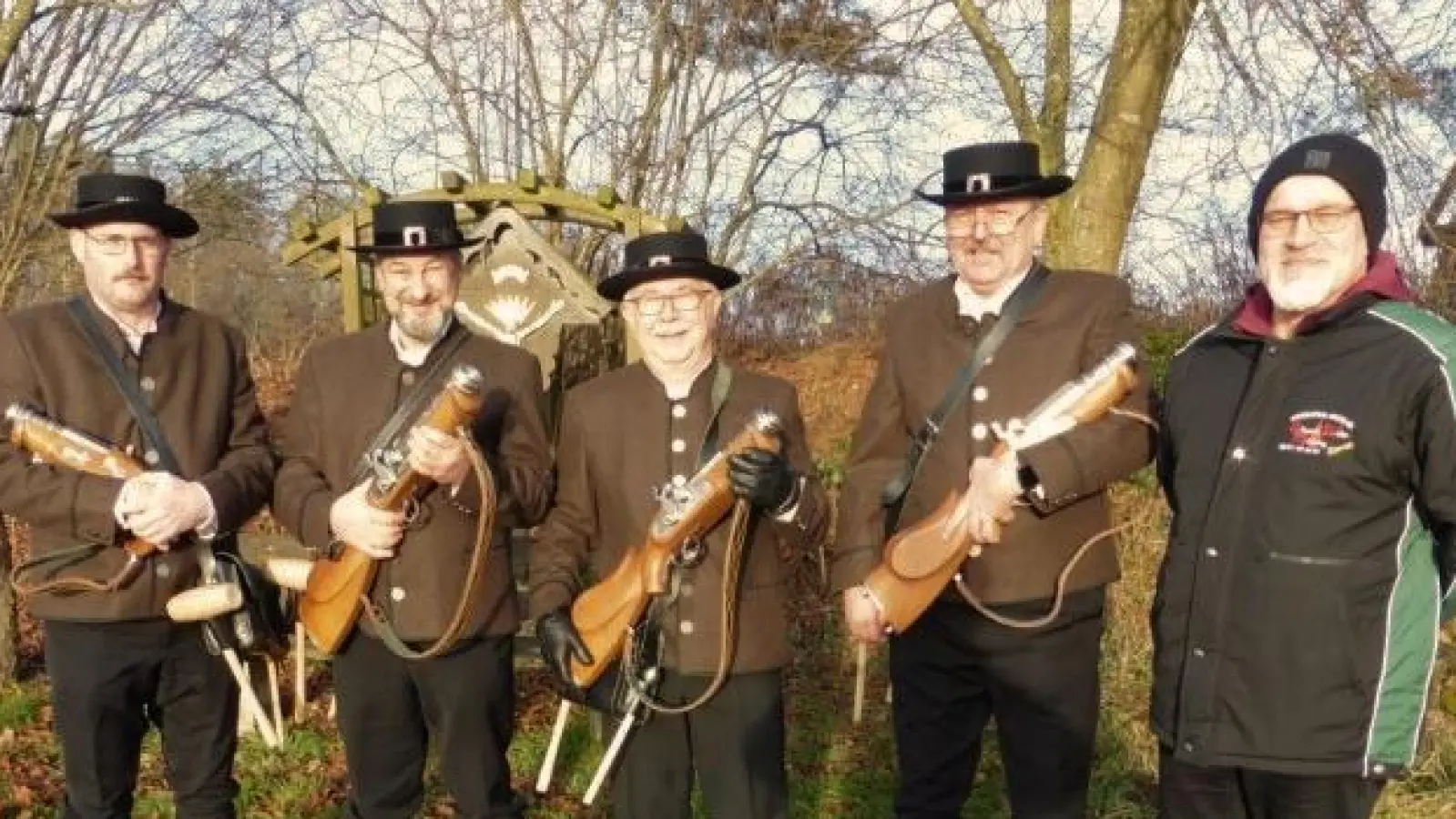 Böllerschützen v. l.: Richard Pröm, Markus Götz, Johann Schmidschneider und Olaf Bracke mit 1. Schützenmeister Manfred Rauscher (Bild: Erhard Fellner)