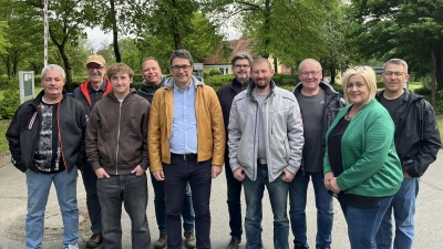 Der neu gegründete Verein „Gramaufreunde” mit Vorsitzendem Armin Aichinger (5. v. l.) sowie den Stellvertretern Marco Hausner (1. v. l.) und Martin Kißler (4. v. r.) (Bild: Armin Aichinger)