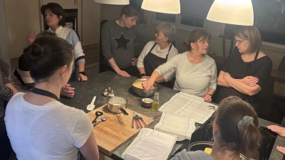 Gemeinsam Küchel backen machte den Teilnehmerinnen viel Spaß.  (Bild: Nicole Kiener)