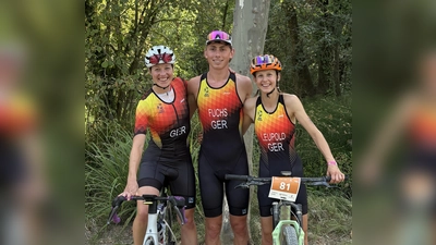 Bei der EM in Spanien lieferten die Triathleten des TV Burglengenfeld eine tolle Vorstellung v.l. Justine Jendro, Michi Fuchs und Paula Leupold<br><br> (Bild: Franz Pretzl)