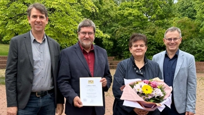Konrektor Michael Neumann (links) und Rektor Hubert Reil (recht) verabschiedeten Hans Wiesent (zweiter von links) im Beisein seiner Frau Claudia (zweite von rechts) nach 29 Jahren in den wohlverdienten Ruhestand. (Bild: Daniel Wokensky)