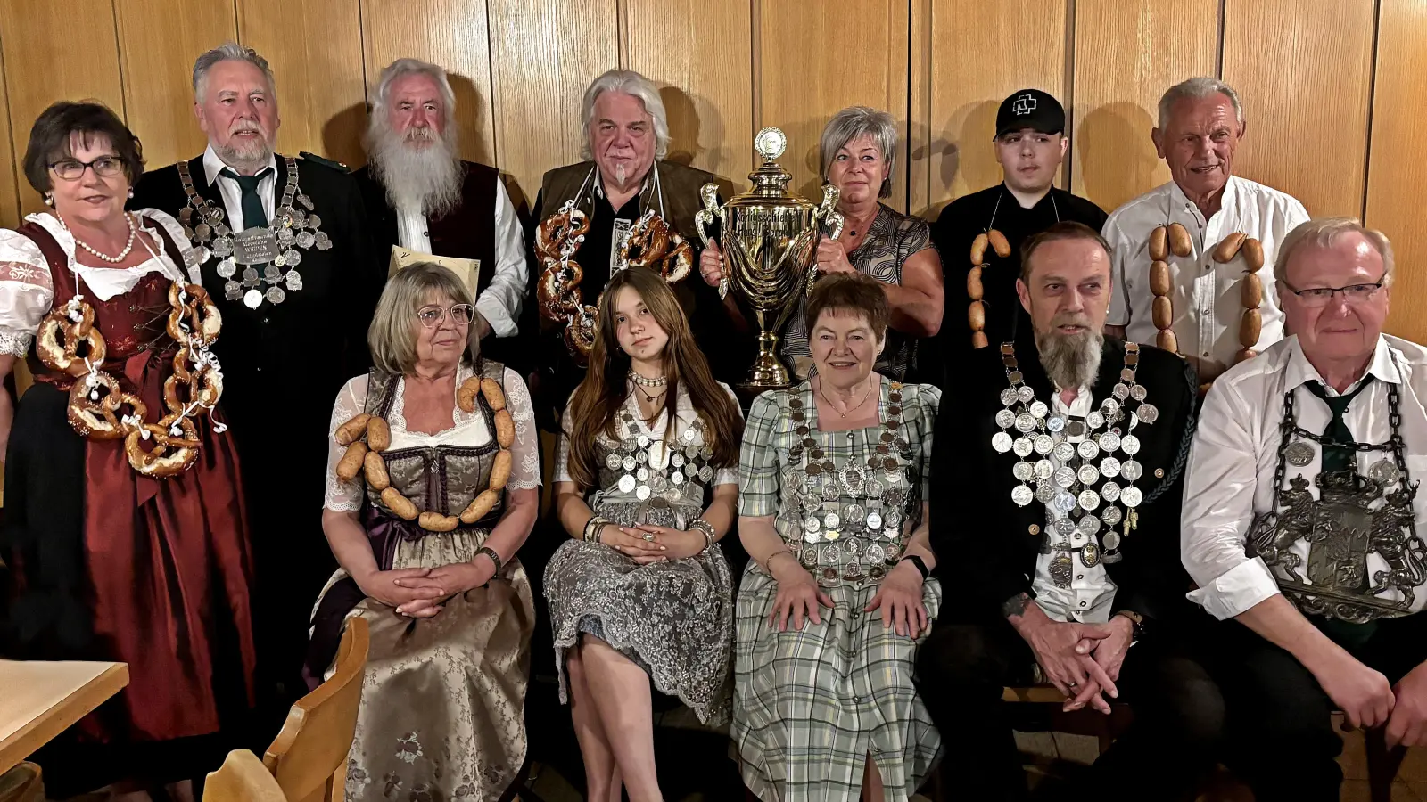 Die Schützengesellschaft Heimatfreunde Mooslohe hielt am Wochenende ihre Königsproklamation und feierte weitere Sieger aus dem begleitenden Schießen zur Königsfeier. (Bild: Hans Bergler)