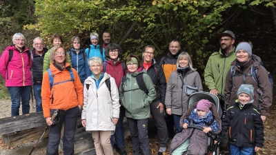 Die Wandergruppe auf dem Weg durchs Egertal. (Bild: Michael Habedank)