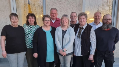 Die neugewählte Vorstandschaft der Schnaittenbacher Eisstockschützen (v.l.): Alexandra Zetzelmann, Andrea Hofmann, Birgit Kindzorra1. Vorsitzender Martin Kausler, , Conny Kausler, Horst Zetzelmann, Elisabeth Menzel, erster Bürgermeister Marcus Eichenmüller und Enrico Reinecke.  (Bild: Markus Nagler)