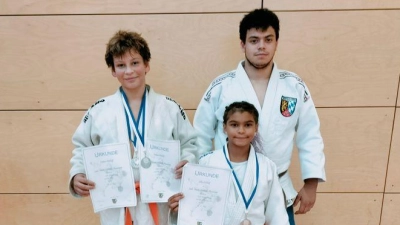 Lilly und Fabian mit Betreuer Sebastian Dethloff. (Bild: Heinz-Ulrich Schmidt)