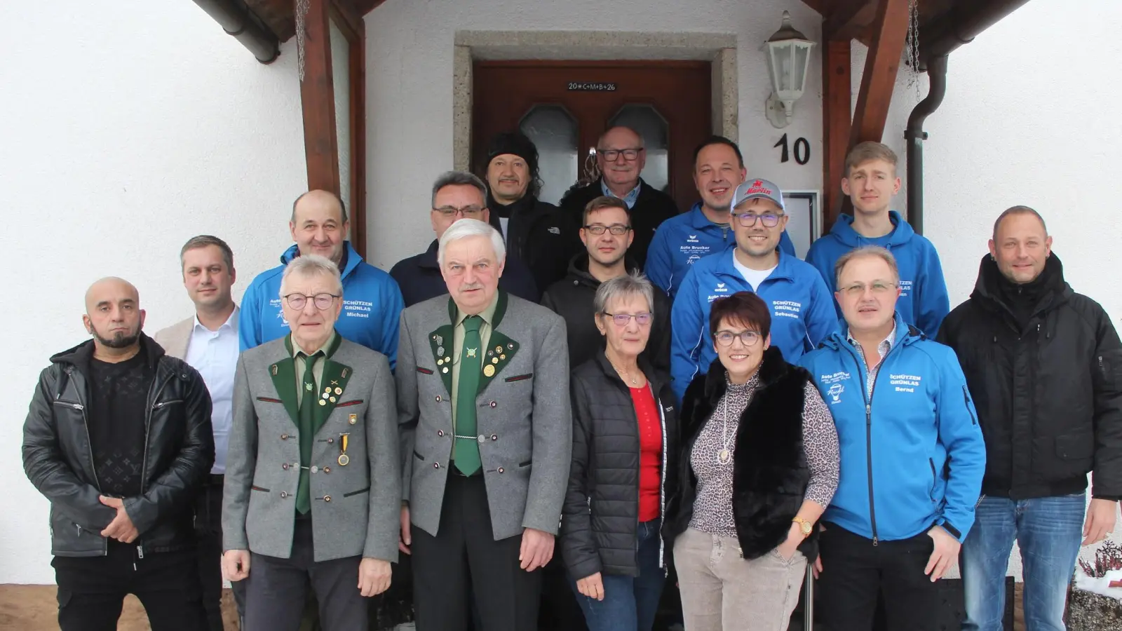 Bild zeigt die neue Vorstandschaft zusammen mit Bürgermeister Wolfgang Söllner (2.v.li) und den beiden Vorsitzenden Josef Bauer und Reinhold Schraml. (Bild: Josef Söllner)