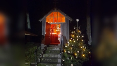 Kapelle mit Christbaum. (Bild: Andreas Grillmeier)