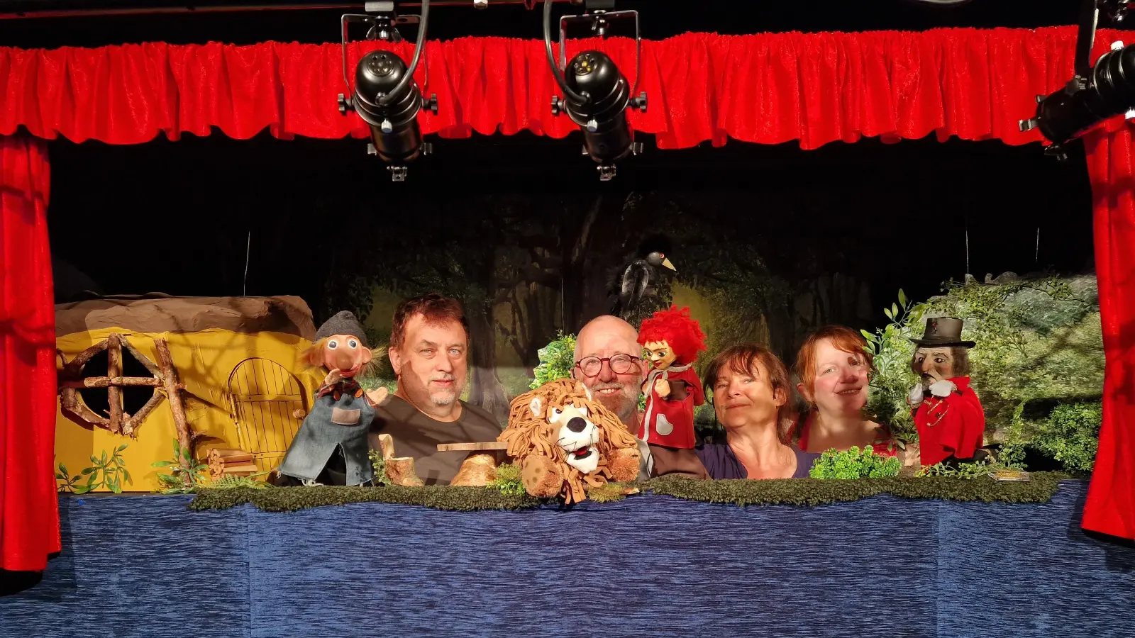 Das FiDo-Team der Dorfbühne Waidhaus freut sich auf die Premiere von „Der Zirkus geht weiter“. Mit viel Herzblut entstanden Figuren, Kulissen und Requisiten für das mittlerweile fünfte Figurentheaterstück der Dorfbühne. Die Premiere findet am 7. Juni um 14 Uhr im Kultursaal Waidhaus statt. (Bild: Josef Kleber)