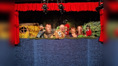 Das FiDo-Team der Dorfbühne Waidhaus freut sich auf die Premiere von „Der Zirkus geht weiter“. Mit viel Herzblut entstanden Figuren, Kulissen und Requisiten für das mittlerweile fünfte Figurentheaterstück der Dorfbühne. Die Premiere findet am 7. Juni um 14 Uhr im Kultursaal Waidhaus statt. (Bild: Josef Kleber)